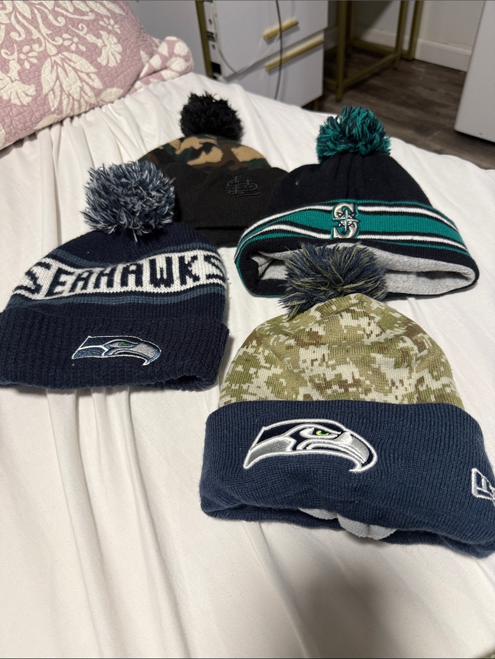 Lot of 4 beanies - Seattle